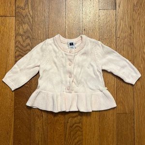 NWOT Janie & Jack Light Pink Button Down Sweater w Ruffle Bottom, Size 0-3M